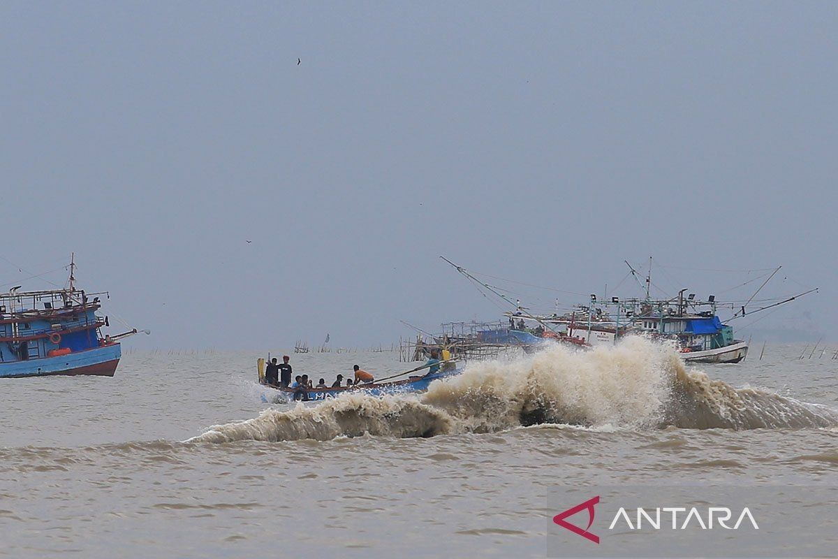 BMKG peringatkan gelombang tinggi hingga 4 meter di perairan Lampung-Pulau Sumba