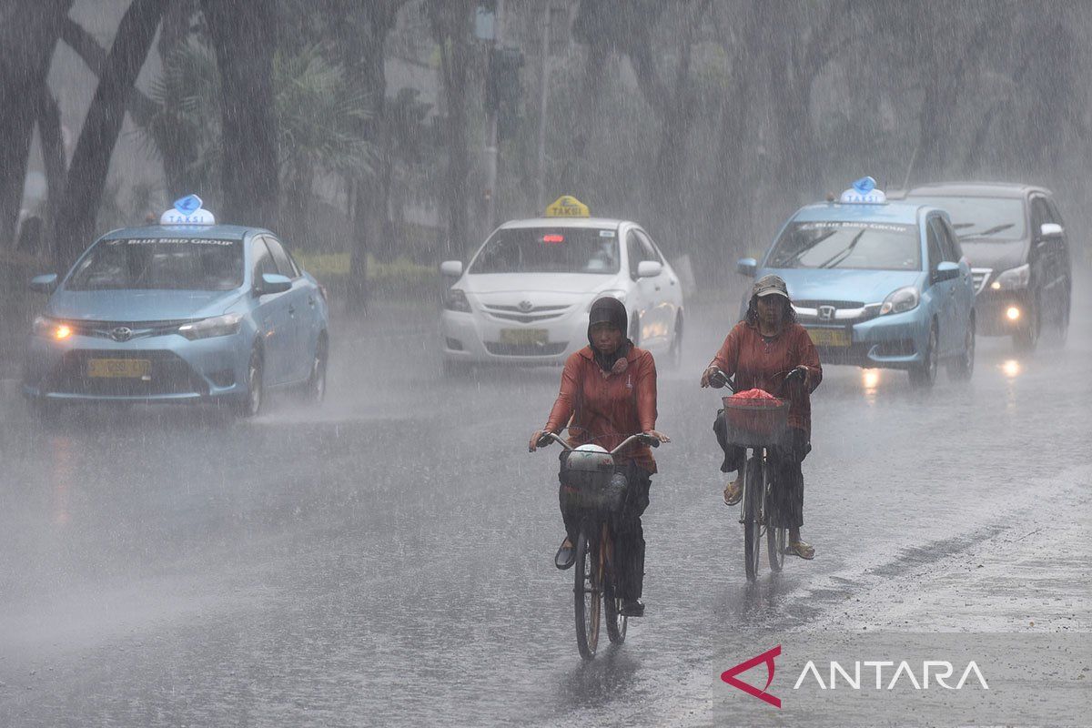 BMKG prakirakan mayoritas wilayah Indonesia bakal diguyur hujan pada Sabtu