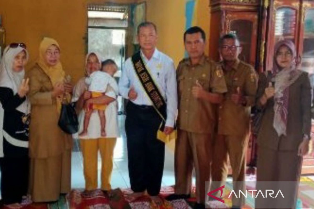 Ketua Baznas Kota Solok berikan bantuan ke anak berisiko stunting