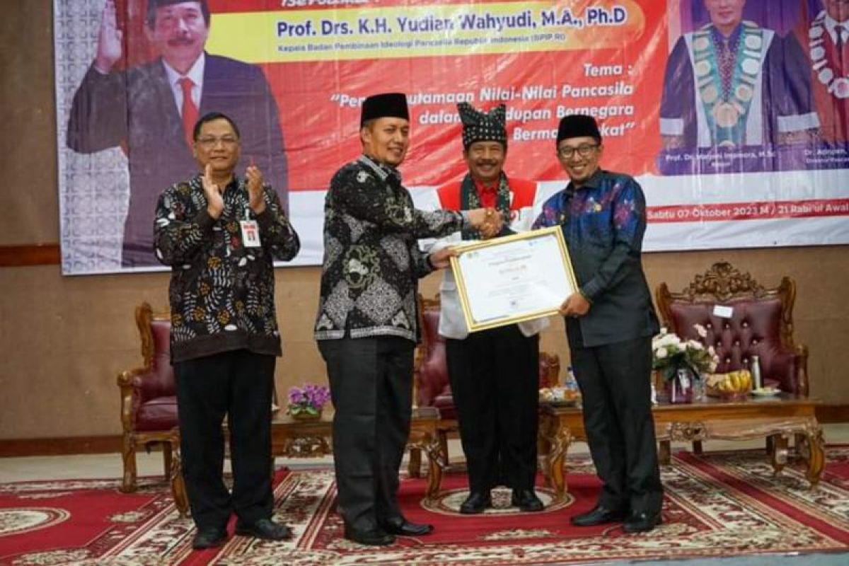 Peduli pendidikan Islam, UIN Batusangkar berikan penghargaan pada Bupati Tanah Datar