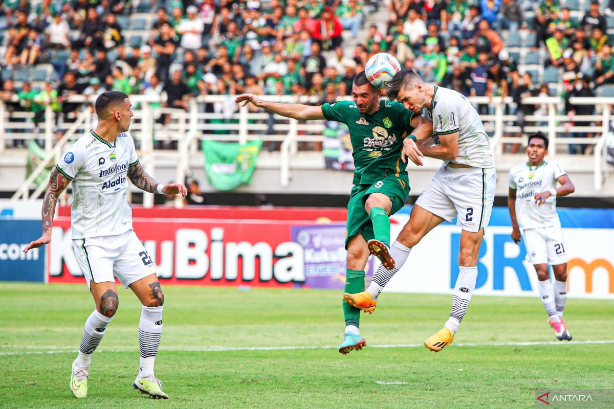 Persebaya Surabaya dipecundangi Persib Bandung di GBT 2-3