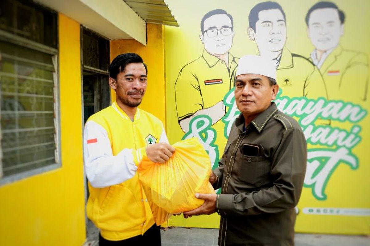 Golkar bagikan ribuan paket sembako kepada warga Surabaya