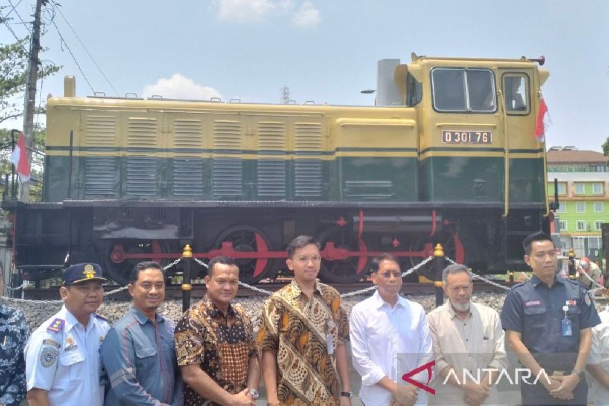 Monumen lokomotif percantik tampilan Stasiun Solo Balapan