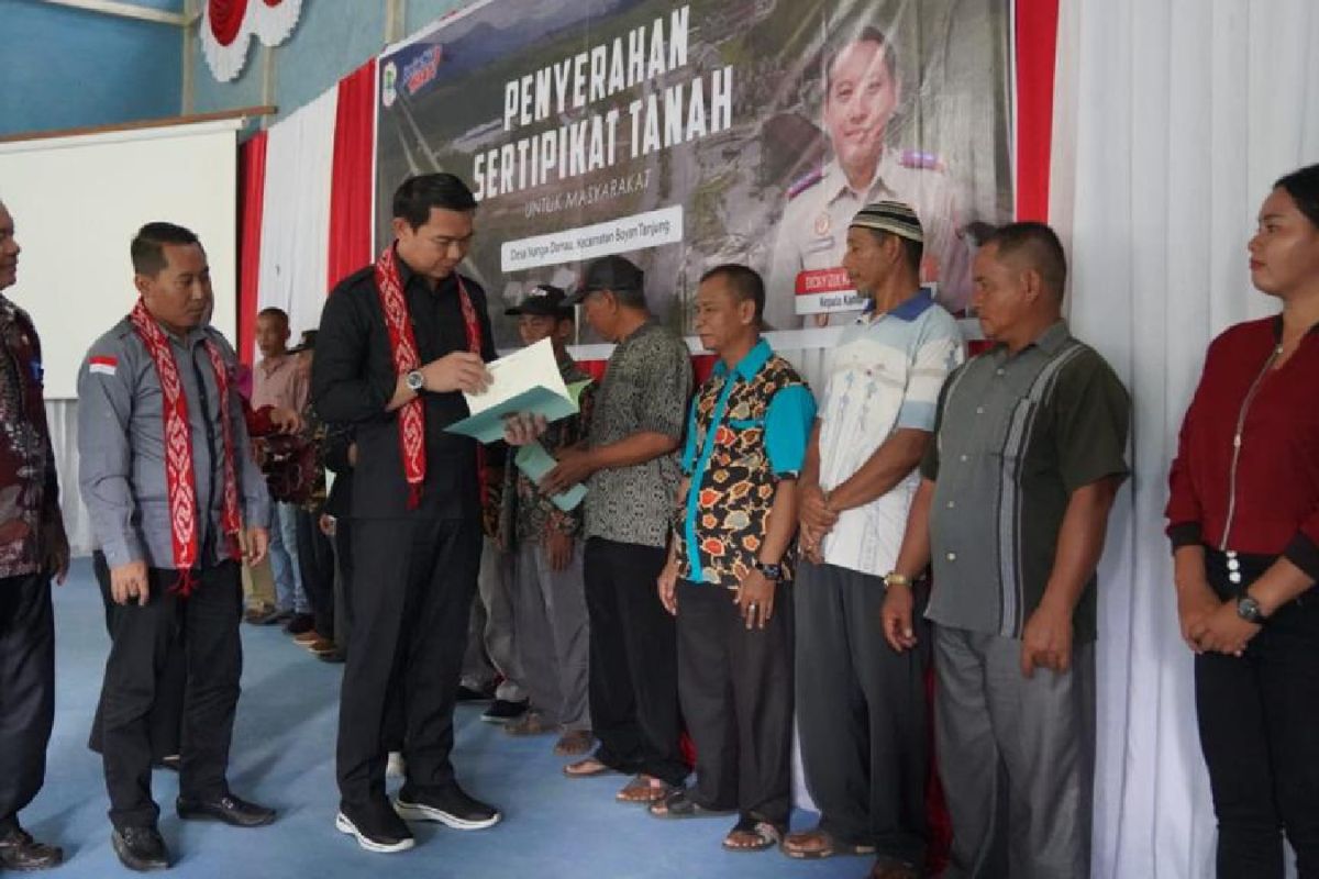 Masyarakat Desa Nanga Danau Kapuas Hulu terima 622 sertifikat tanah gratis