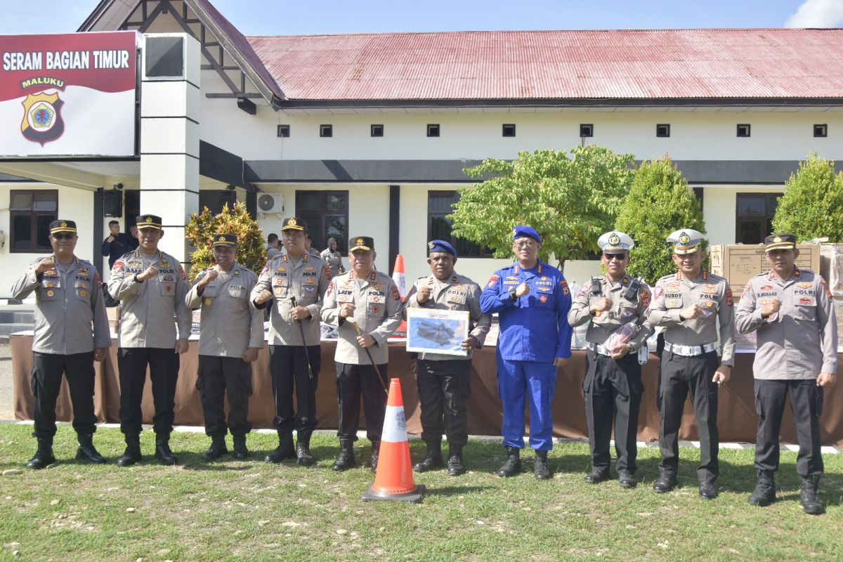 Kapolda Maluku beri  bantuan peralatan teknis untuk Polres SBT