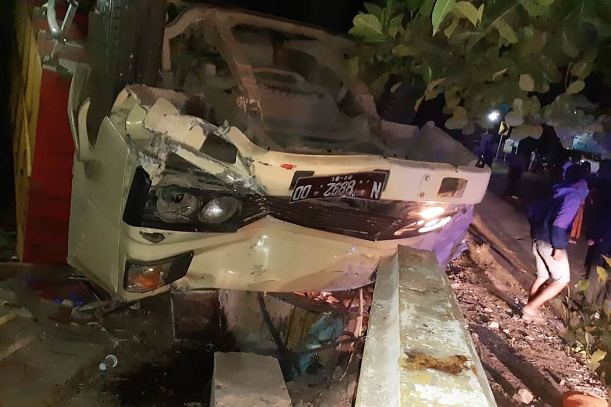 Polisi tangani kecelakaan truk akibatkan dua orang meninggal di Malang