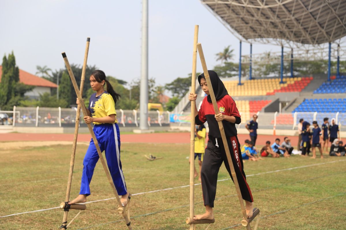 Pemkot Tangerang gelar kejuaraan olahraga tradisional termasuk egrang