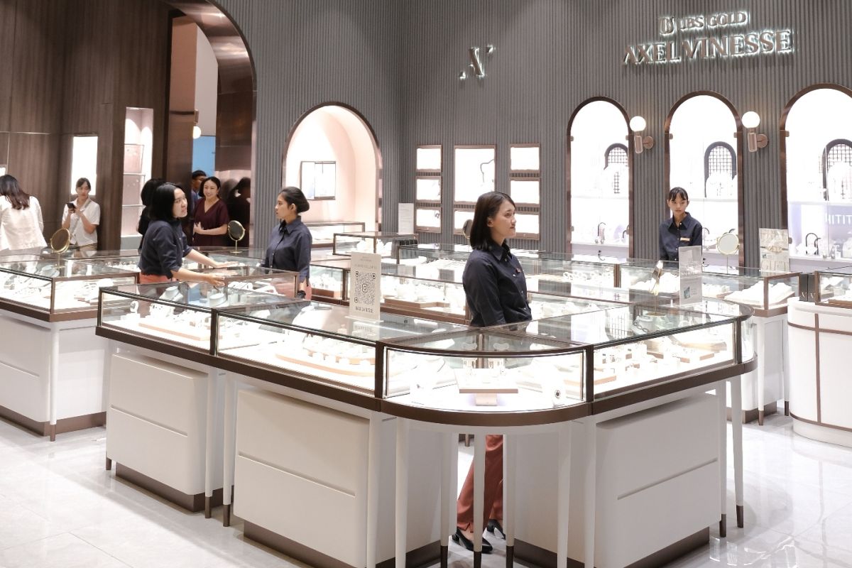 Axel Vinesse buka toko pertama, tawarkan ragam perhiasan emas
