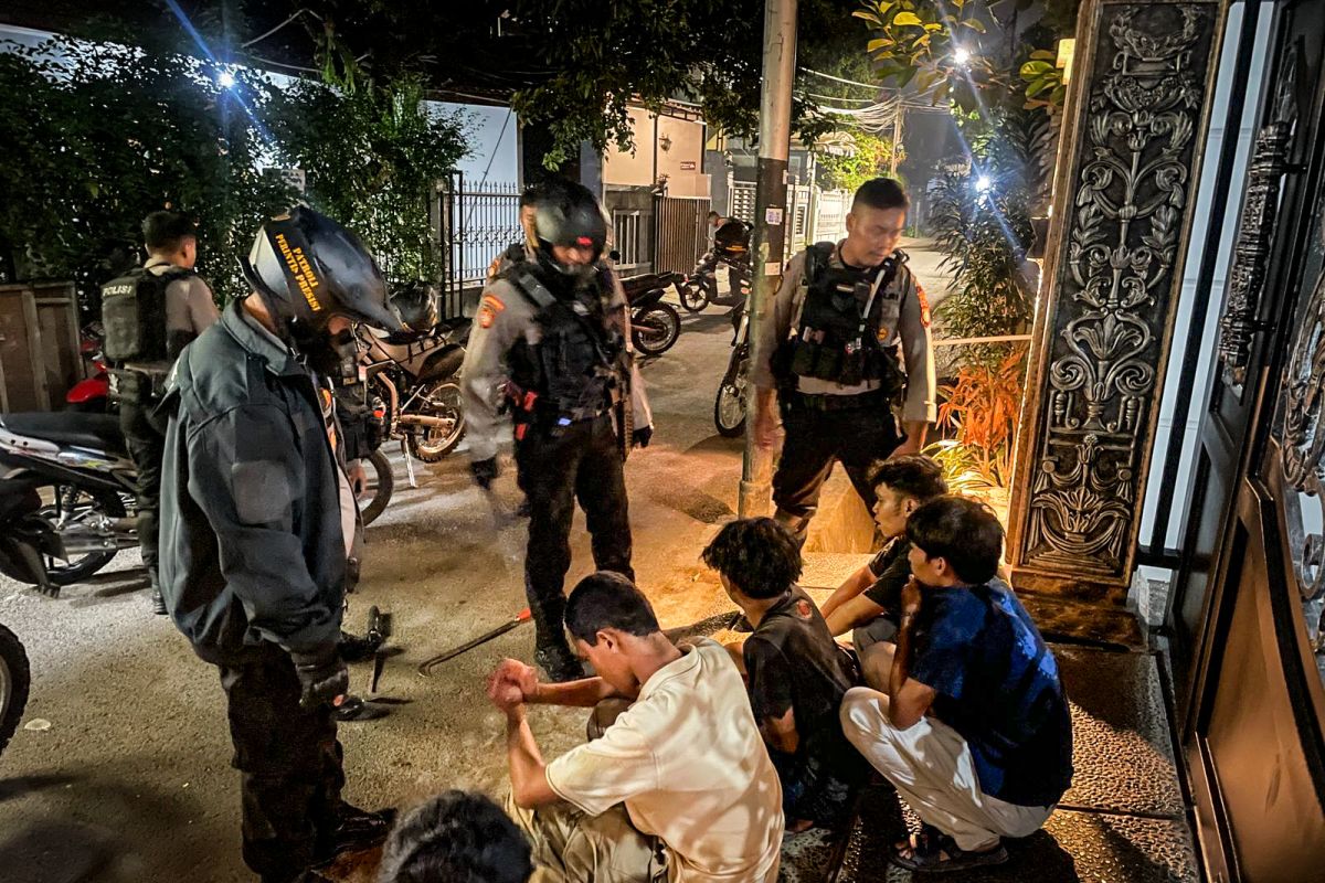 Enam remaja bersenjata tajam usai tawuran di Pasar Minggu ditangkap polisi