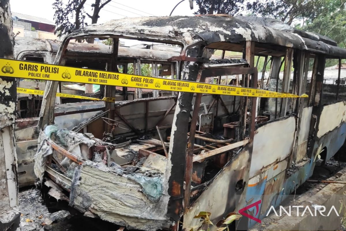 Pemadam jinakkan api yang hanguskan 12 bus Trans Musi Palembang