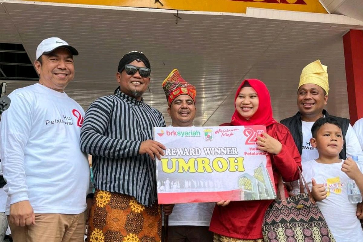 Usai jalan sehat, Eni dapat tiket gratis umrah dari BRK Syariah