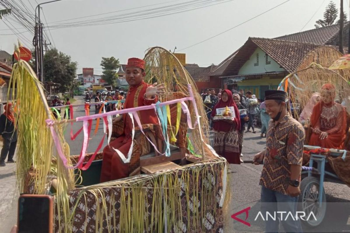 Fortais Bantul memfasilitasi pengantin nikah unik dikirab dengan gerobak