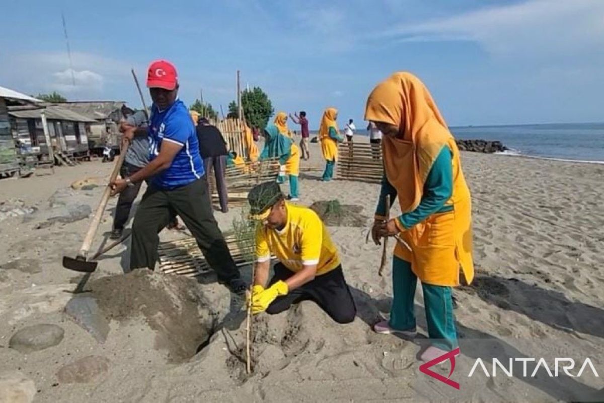 Manfaatkan akhir pekan, emak-emak Pokdarling lakukan aksi bersih pantai di Lhokseumawe