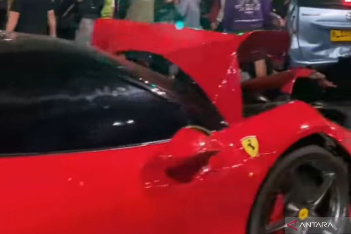 Mobil Ferrari tabrak lima kendaraan di lampu merah Bundaran Senayan