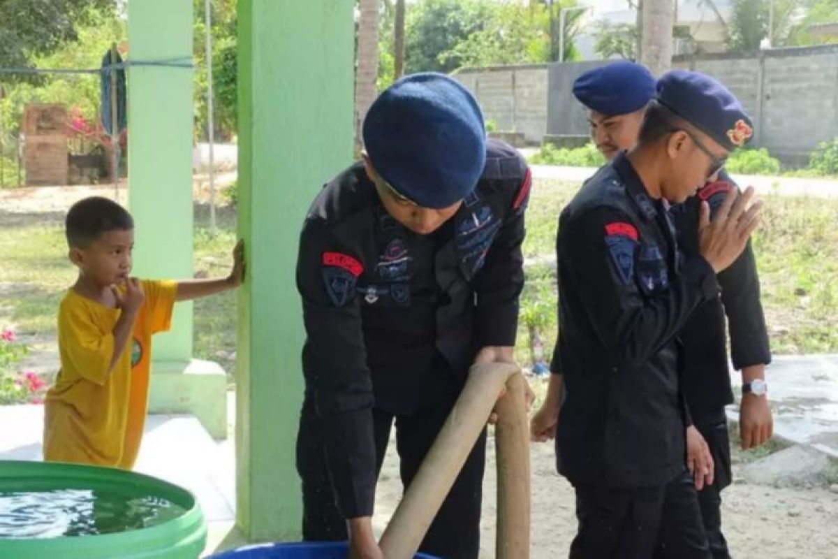 Brimob Polda Sultra salurkan bantuan air bersih di Konawe Selatan