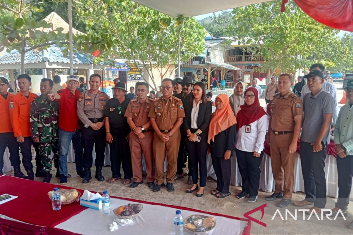 Tradisi ruwat laut dengan buang kepala kambing di Pantai Minang Rua Lamsel