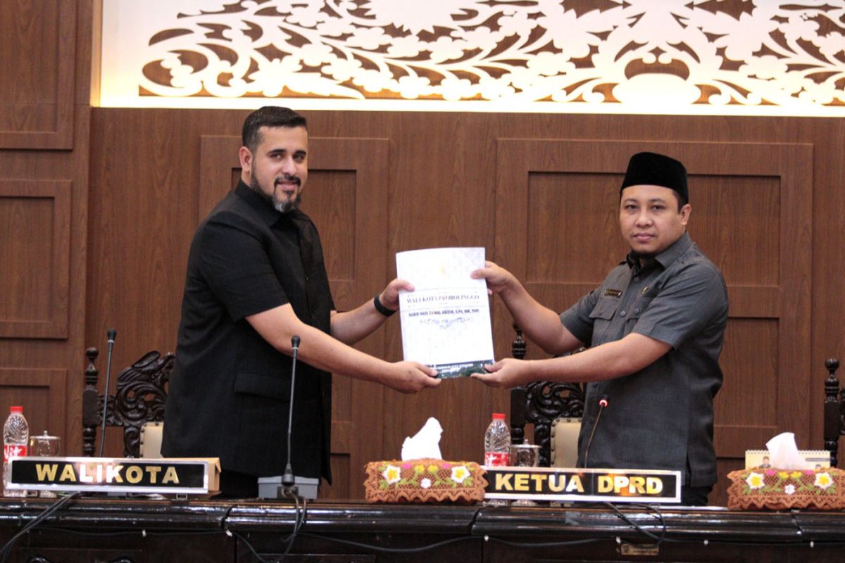 Wali Kota Probolinggo serahkan nota keuangan R-APBD 2024