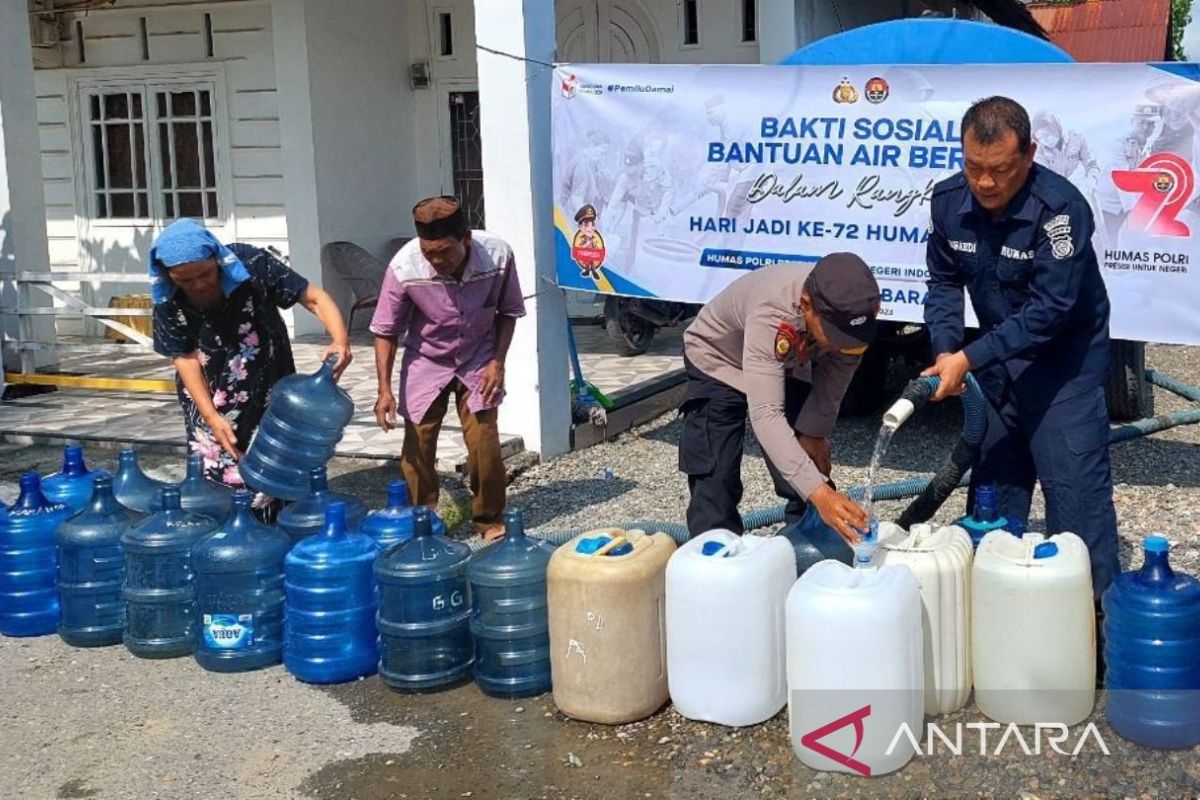 Polres Aceh Barat bagikan 8.000 liter air bersih untuk warga pesisir