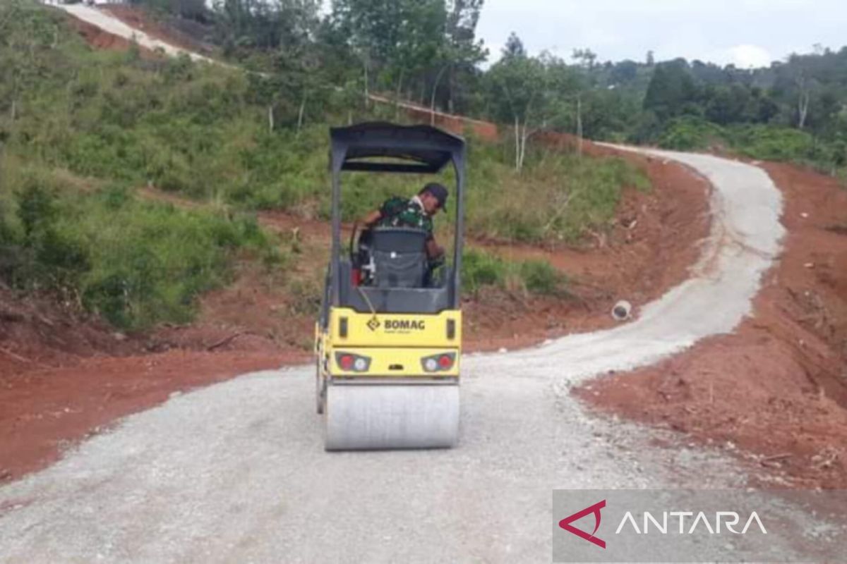 Satgas TMMD 118 bersama warga gotong royong lakukan perbaikan jalan