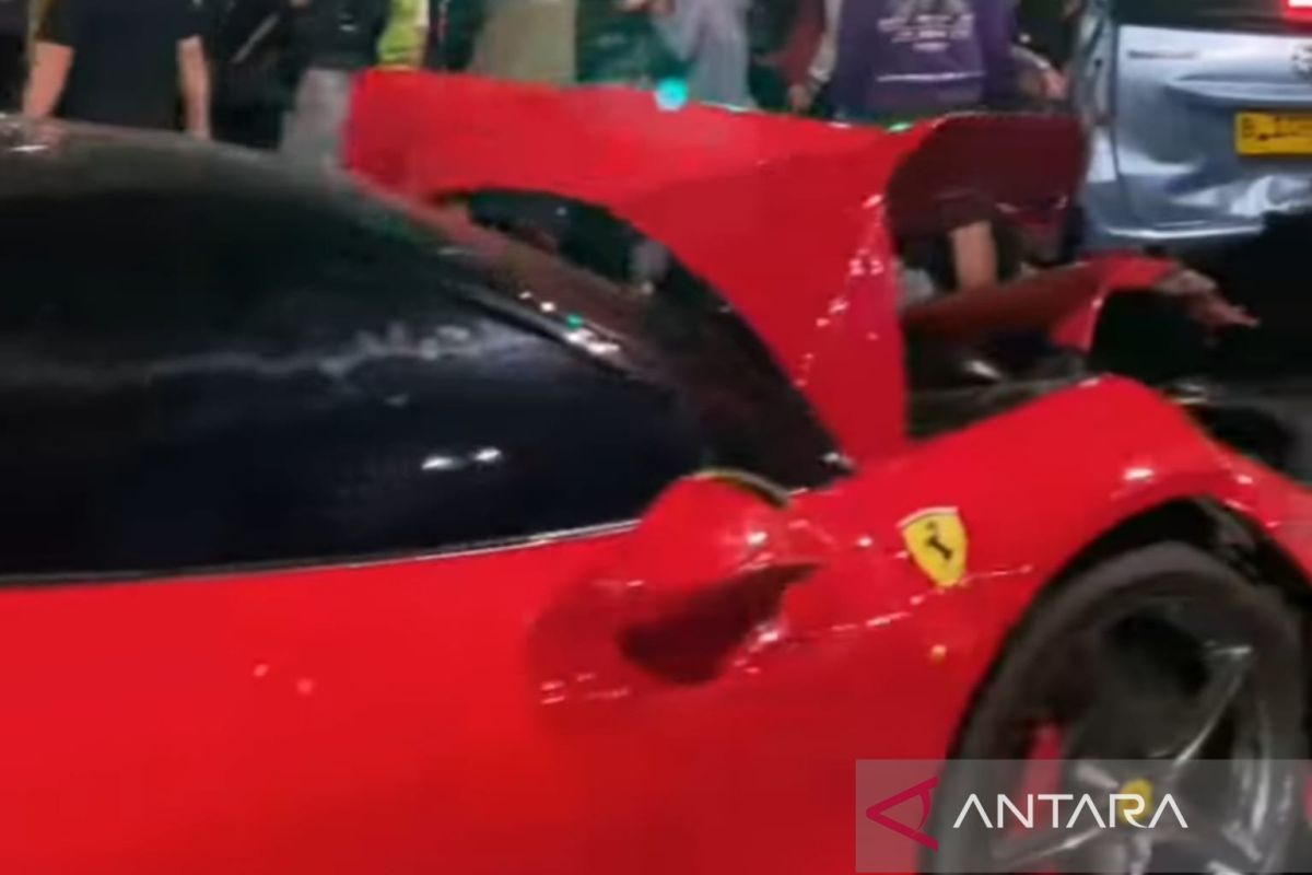 Pengemudi mobil Ferrari tabrak lima kendaraan