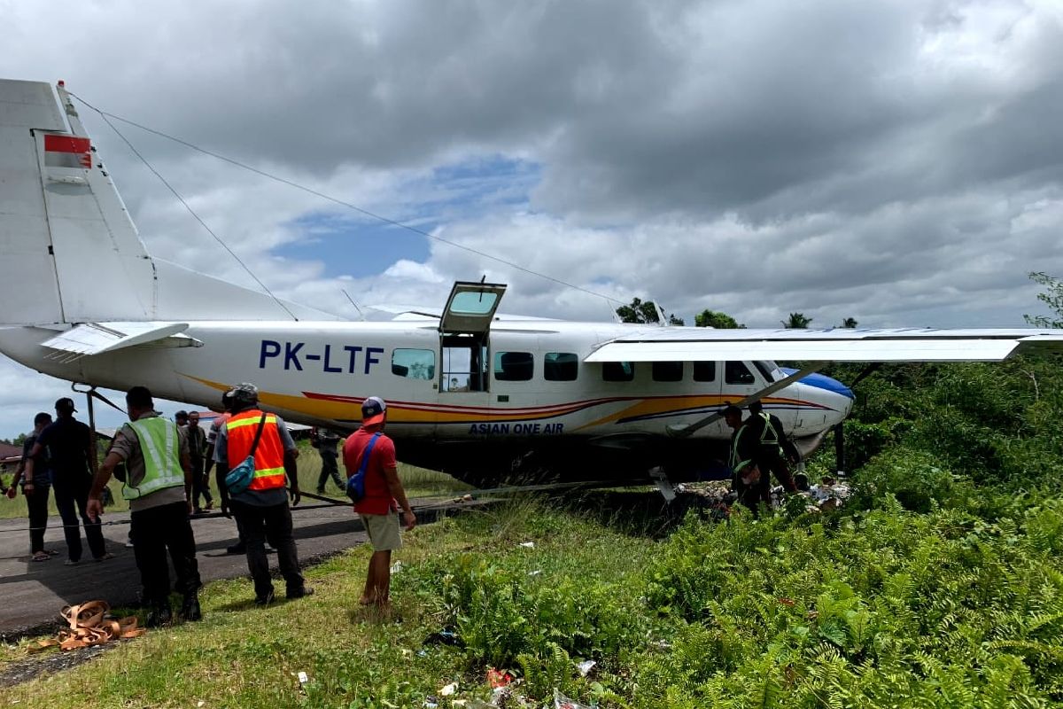 Pesawat Asian One tujuan Timika kecelakaan saat "take off" di Bandara Kenyam Nduga