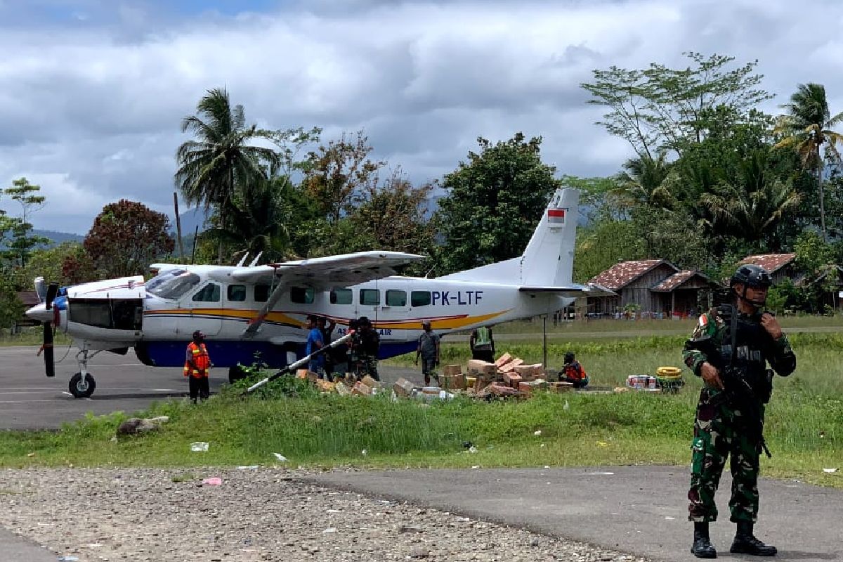 Aparat keamanan dan warga Kenyam evakuasi pesawat yang alami insiden