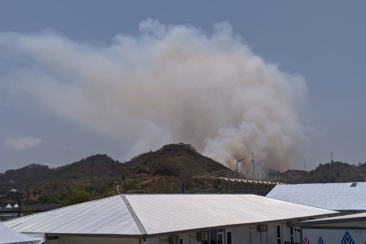 Jajaran Polres Lombok Tenga padamkan kebakaran lahan di KEK Mandalika