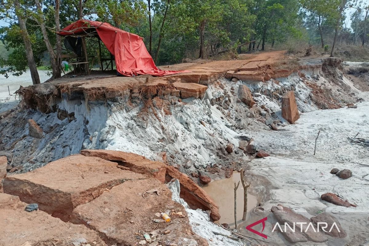 Bupati Belitung sesalkan jalan desa putus akibat tambang ilegal
