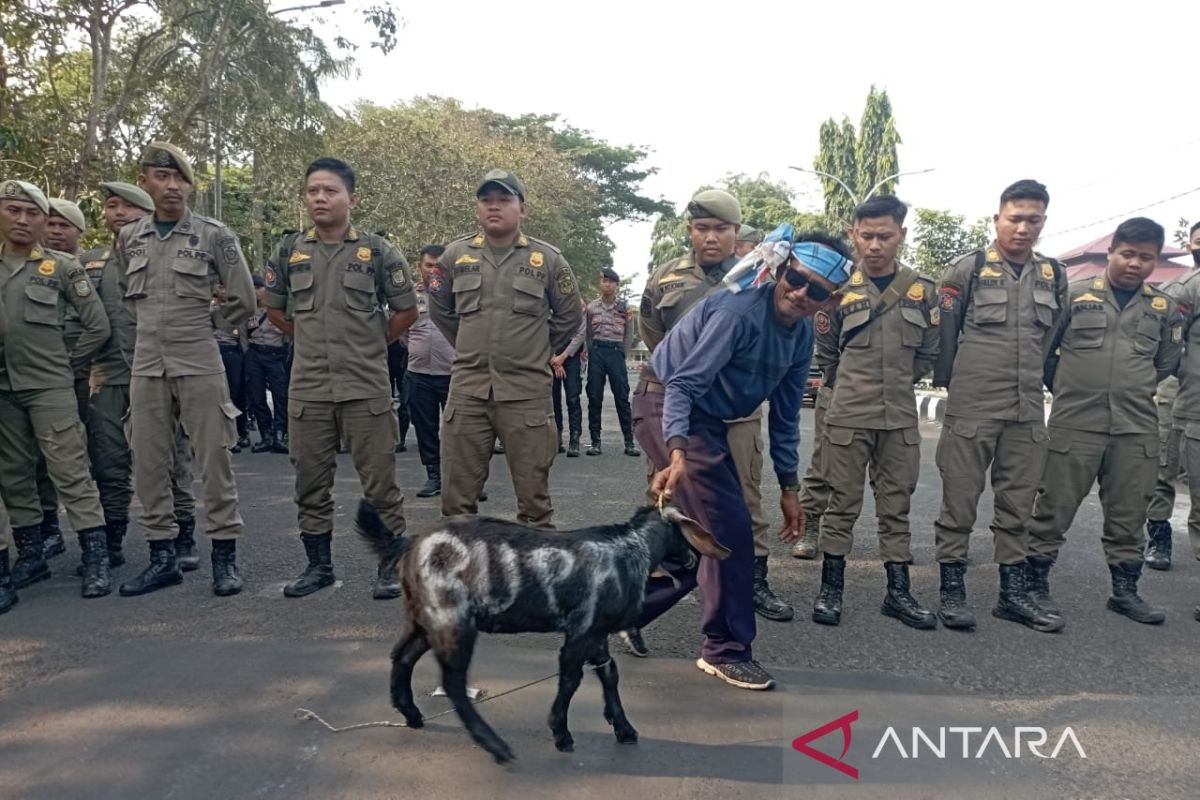 KNPI Bogor berunjuk rasa memprotes Bupati