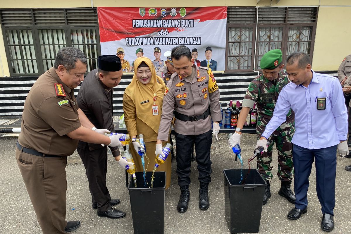 Forkopimda Balangan musnahkan puluhan botol miras