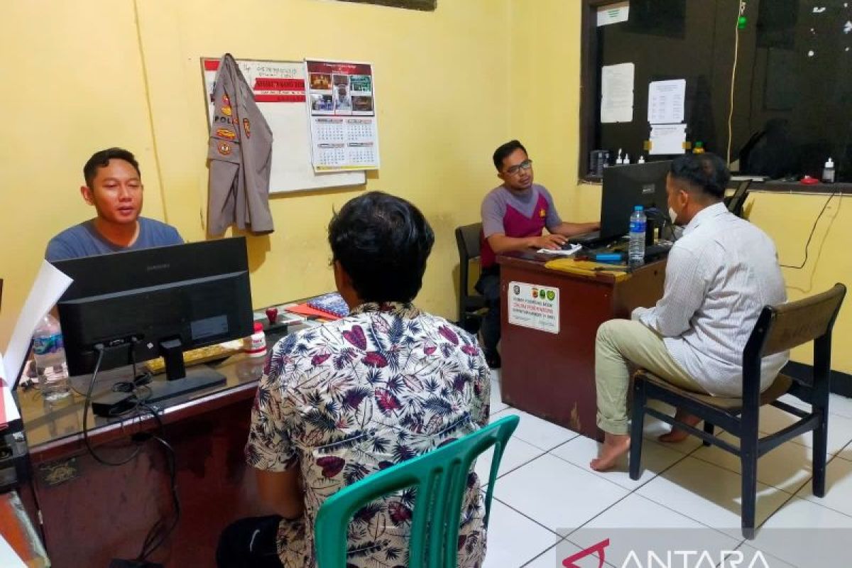 Polisi menangkap dua karyawan pabrik minuman ringan di Sukabumi Jabar