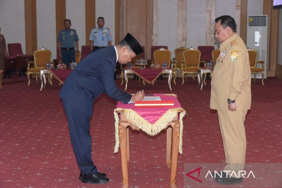 Pj Wali Kota Kendari Asmawa terima SK perpanjangan masa jabatan