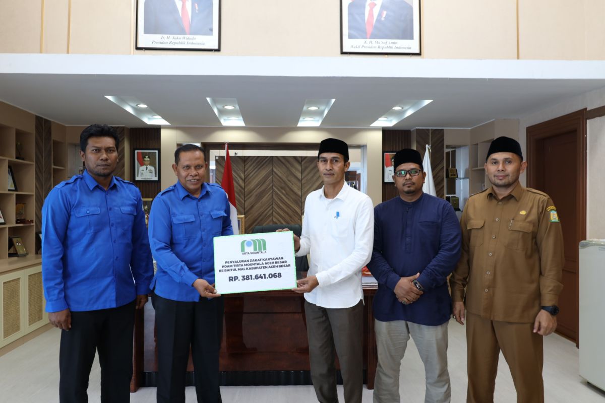Karyawan Perumda Aceh Besar salurkan zakat Rp381 juta