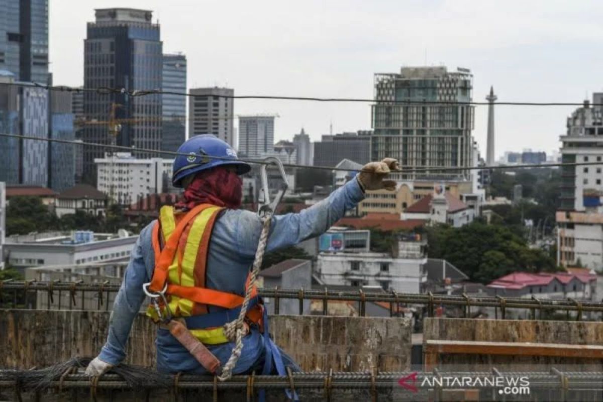 Mengingatkan pekerja proyek drainase di Medan gunakan alat K3