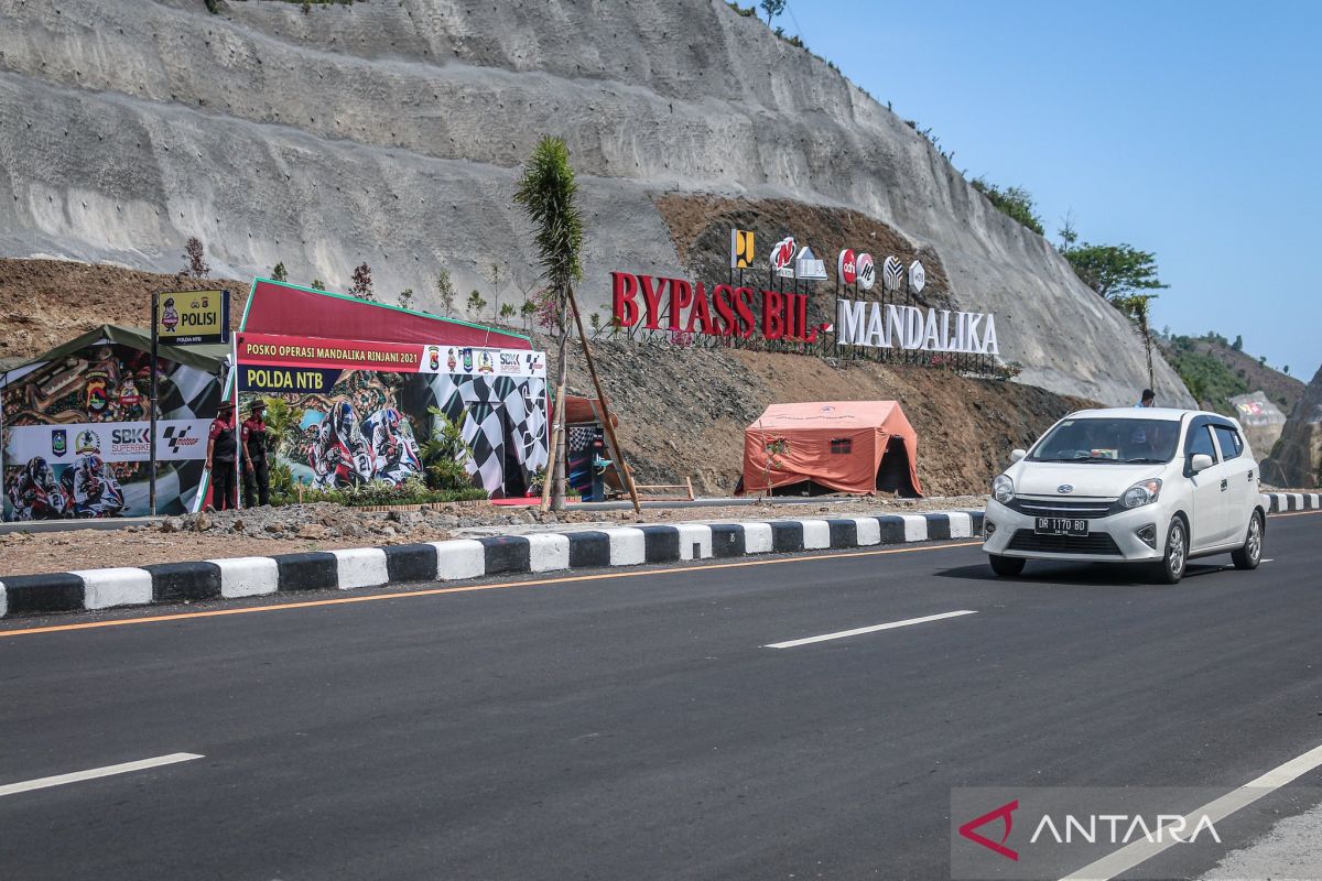DLHK Lombok Tengah membersihkan sampah di Bypass menuju Sirkuit Mandalika NTB