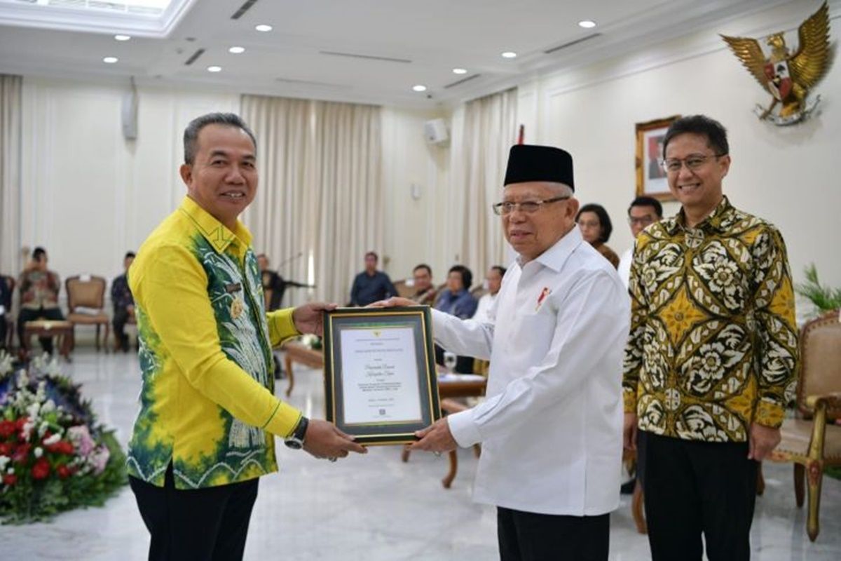 VP Amin hands over award to Tapin govt for stunting