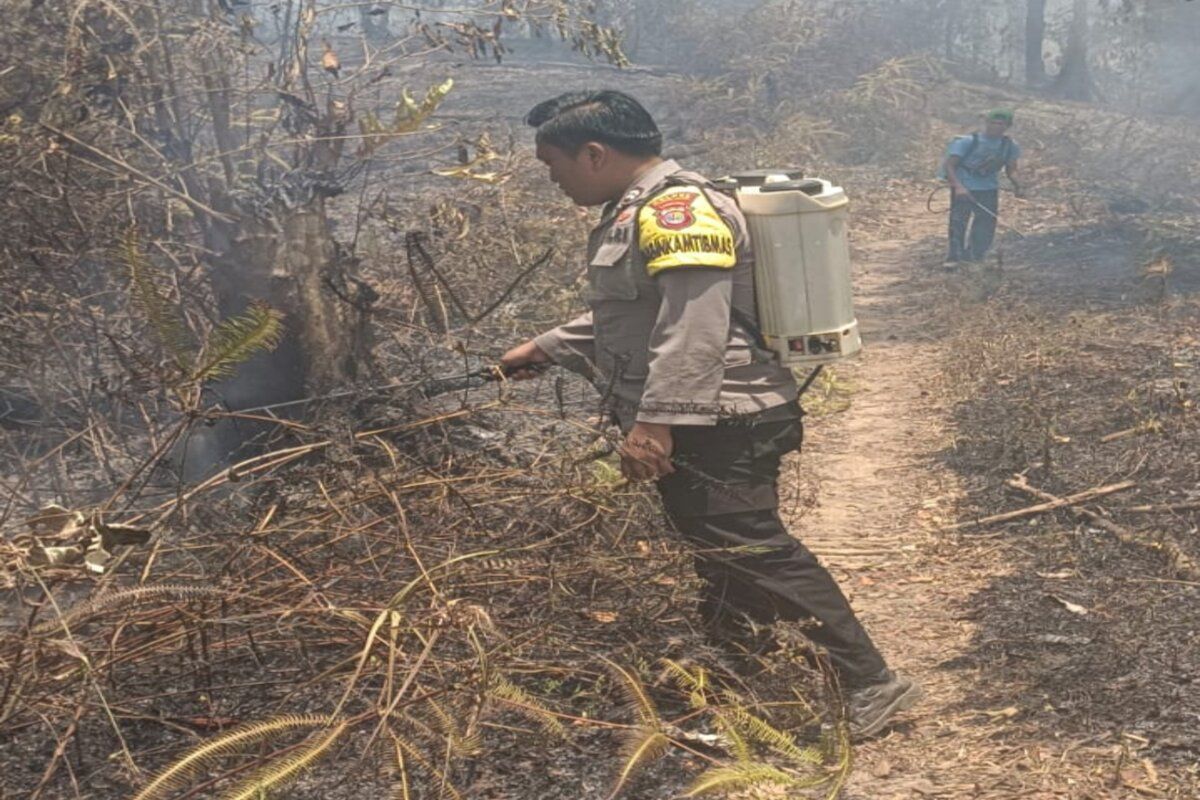 Polisi bersama warga padamkan kebakaran lahan di Belalau Lampung Barat