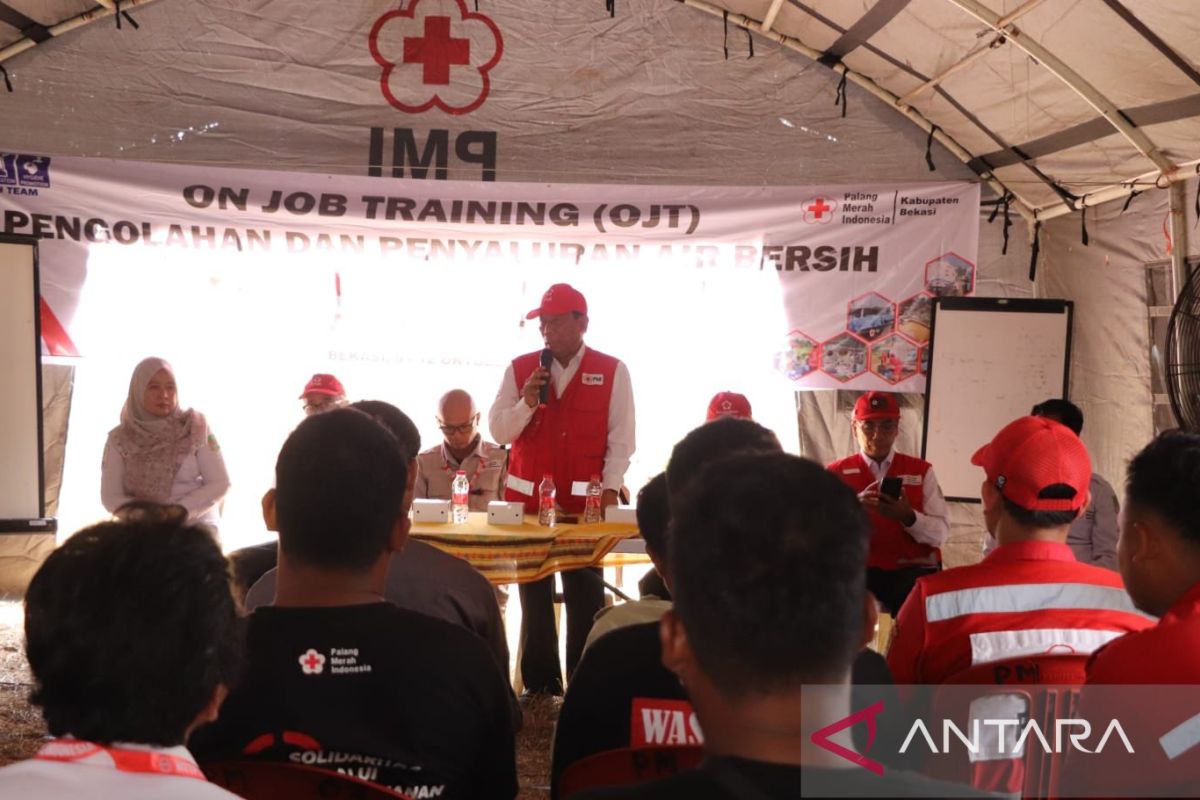 PMI Kabupaten Bekasi latih petugas dan relawan operasikan alat pengolahan air