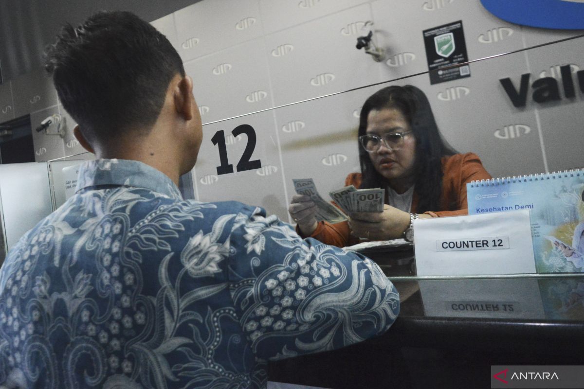 Rupiah melemah tipis jelang pemilu RI dan rilis data inflasi AS 