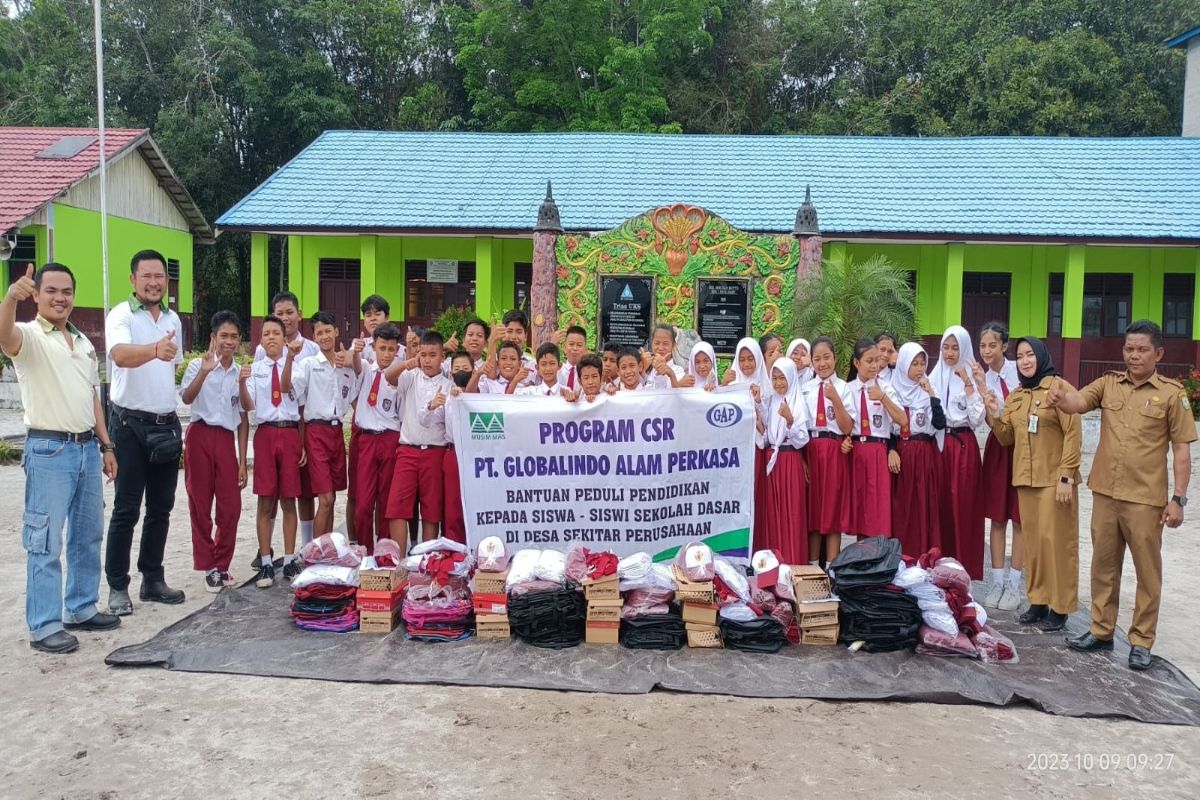 PT Globalindo Alam Perkasa bagikan bantuan 201 paket seragam dan perlengkapan sekolah