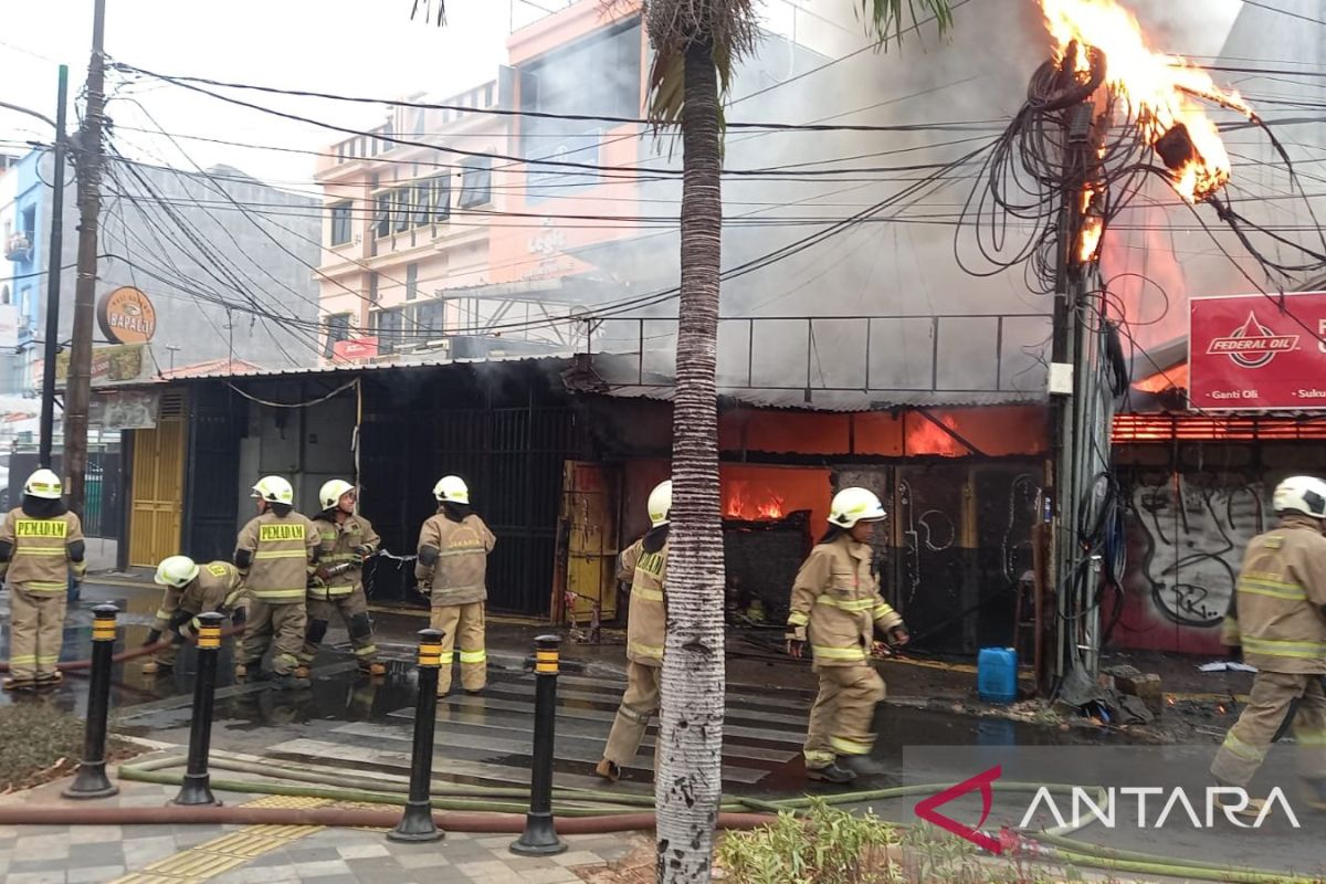 Dua bangunan di Pulogadung ludes terbakar
