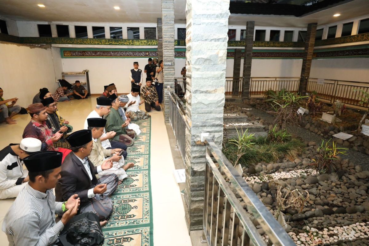 Ganjar Pranowo ziarah ke makam pendiri ponpes Miftahul Huda