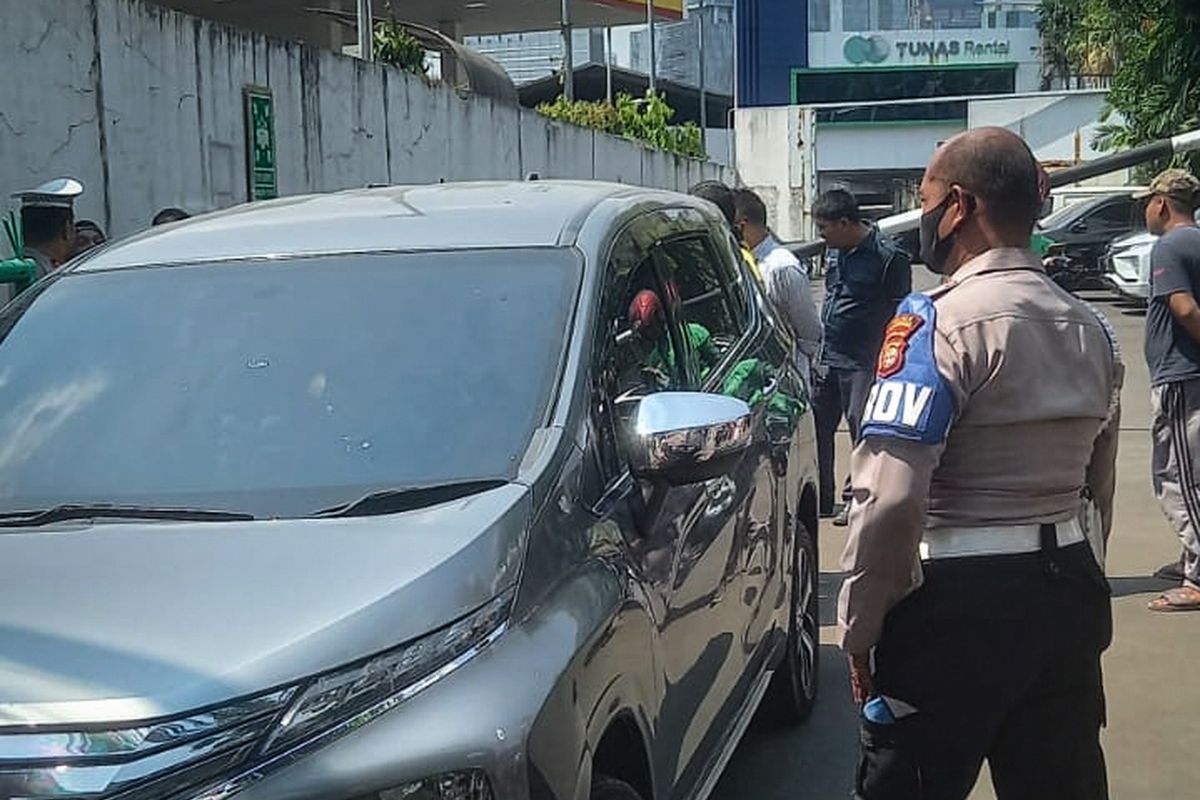 Sopir taksi online meninggal dunia dalam mobil di Jalan Tendean