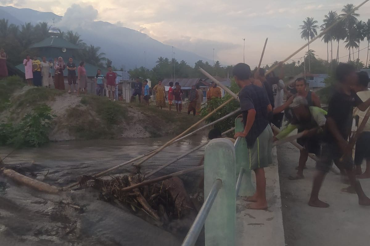 53 jiwa mengungsi akibat banjir di Desa Sambo Sigi