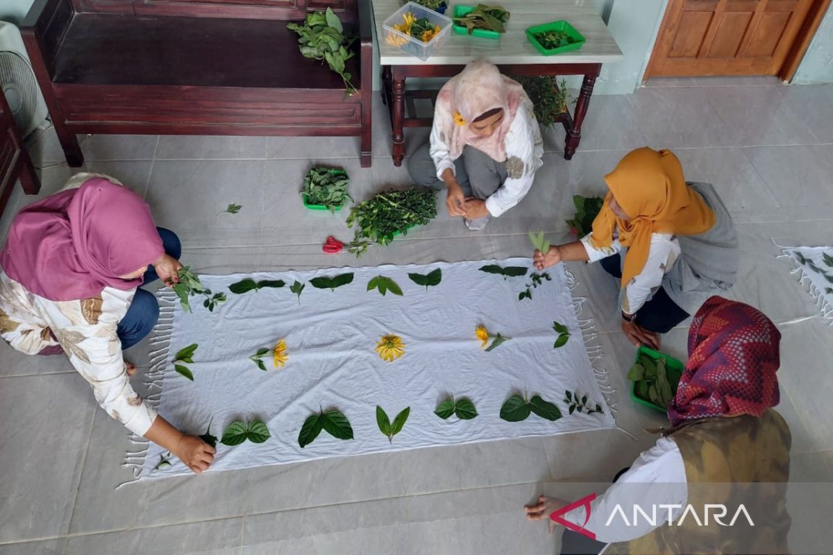 Perajin batik ecoprint di Kulon Progo jual batik di medsos
