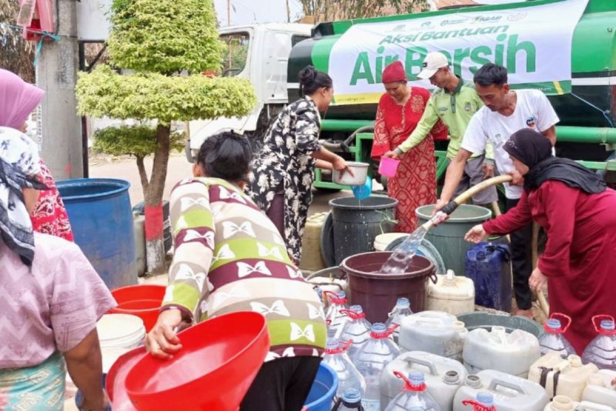 Pupuk Kujang salurkan 52 ribu liter air bersih ke daerah kekeringan di Karawang