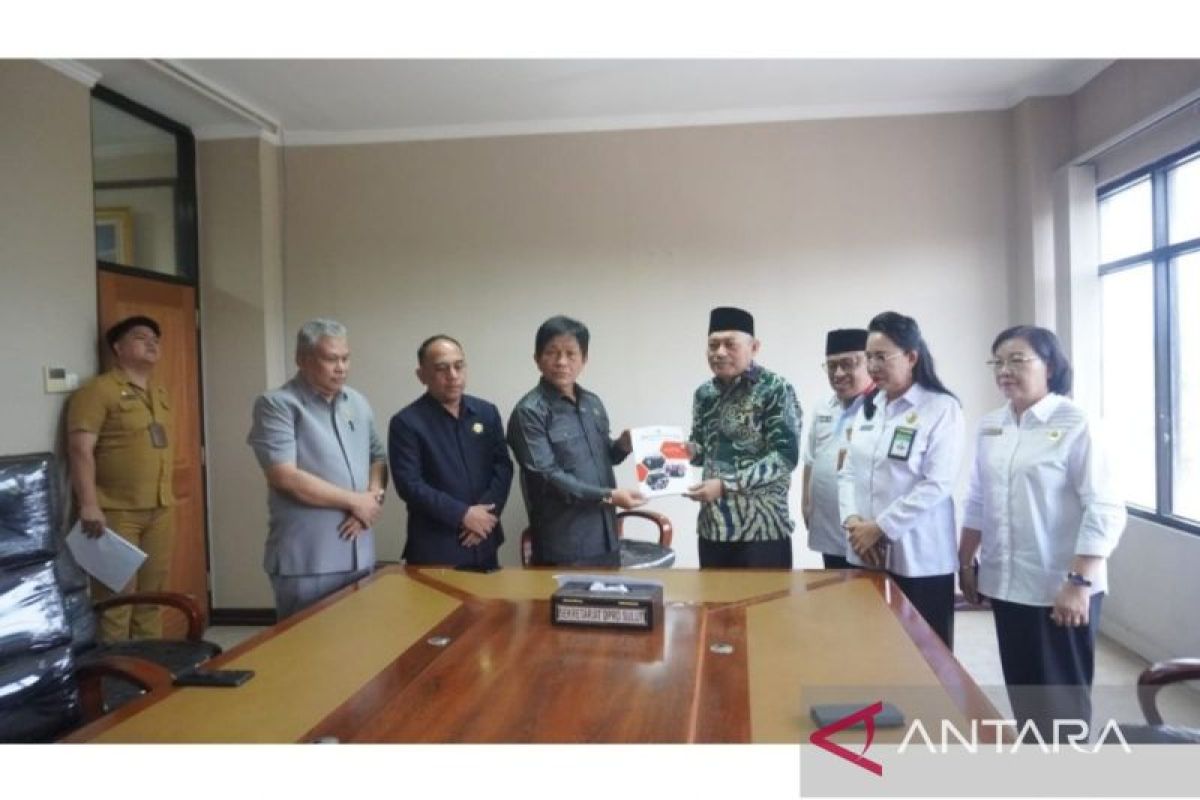 Kemenag Sulut serahkan naskah  rancangan perda haji ke DPRD