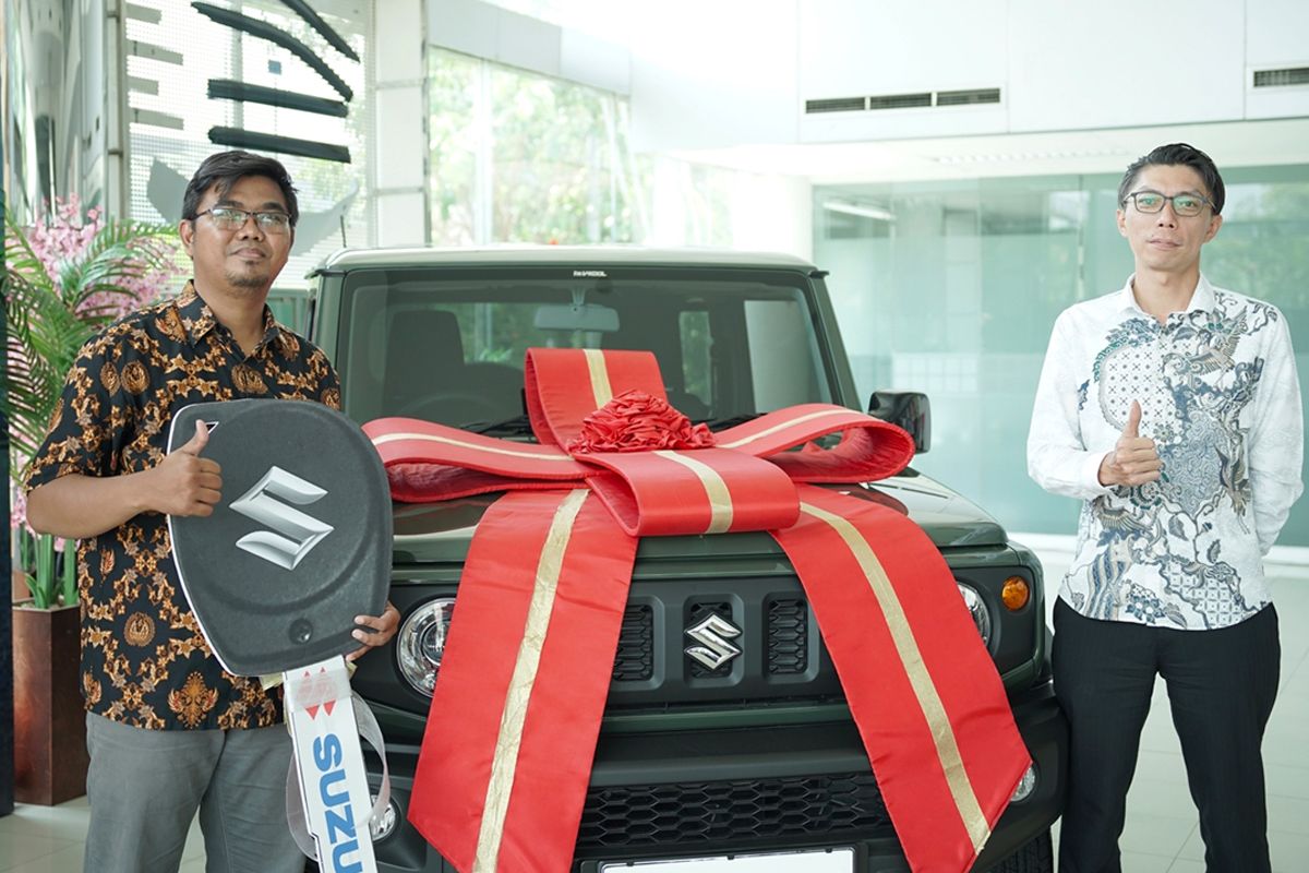 Suzuki serahkan Jimny AT untuk pemenang Triple Surprise GIIAS 2023