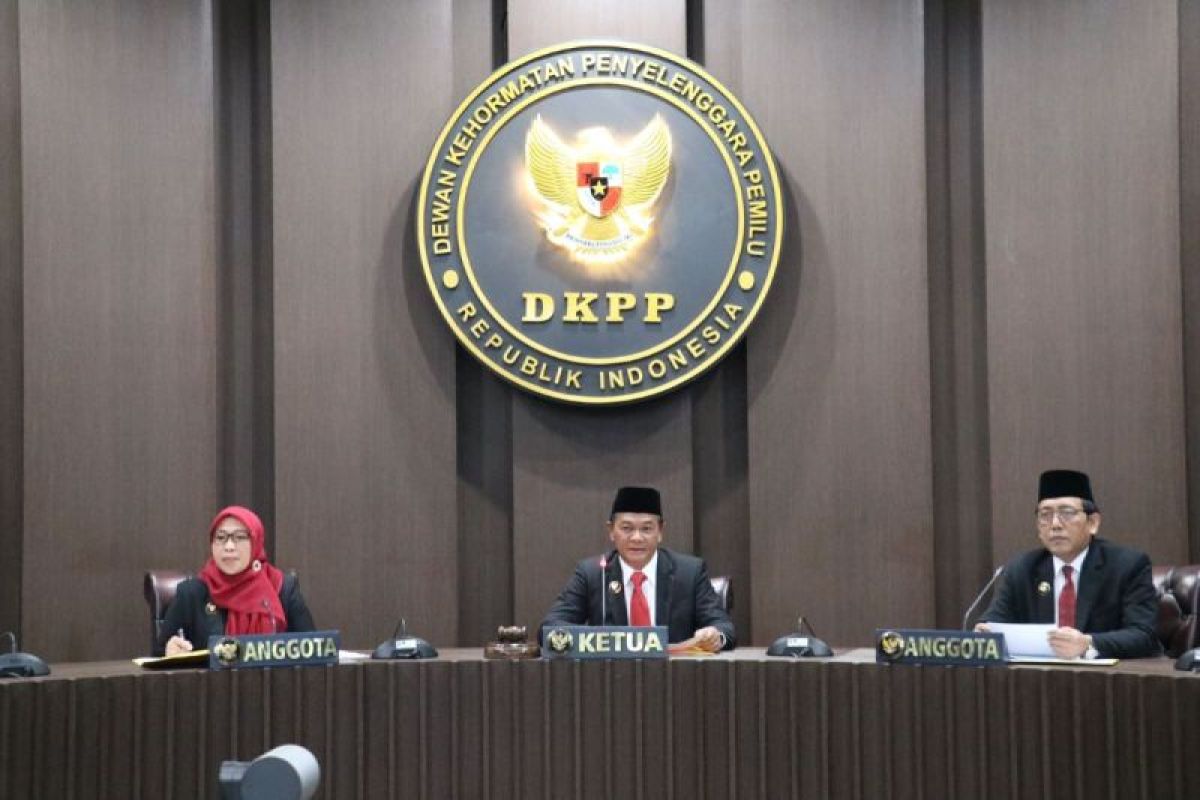 DKPP pecat anggota KPU Lembata terlibat perselingkuhan