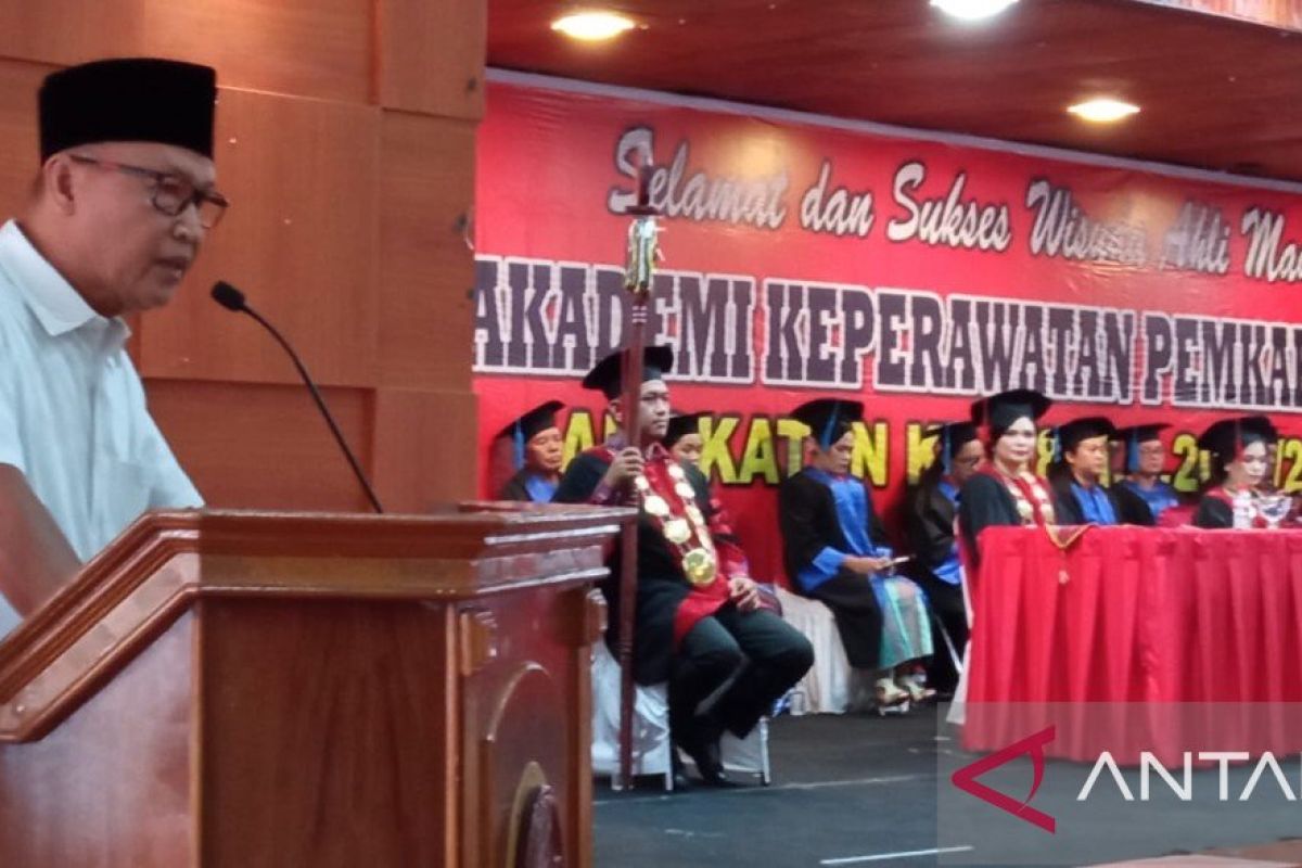 Sabungan Parapat apresiasi dukungan Bupati Taput di depan wisudawan Akper